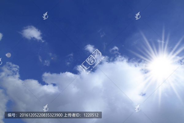 在蔚藍(lán)的天空中的云