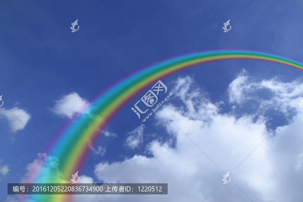 在蔚藍的天空中的彩虹和云