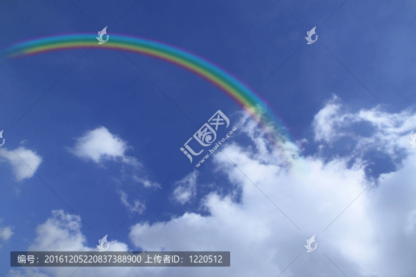 在蔚藍(lán)的天空中的彩虹和云