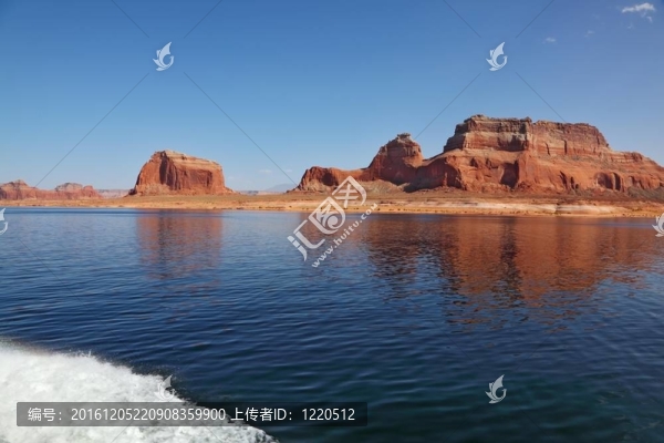 水中倒映的絕壁如畫(huà)