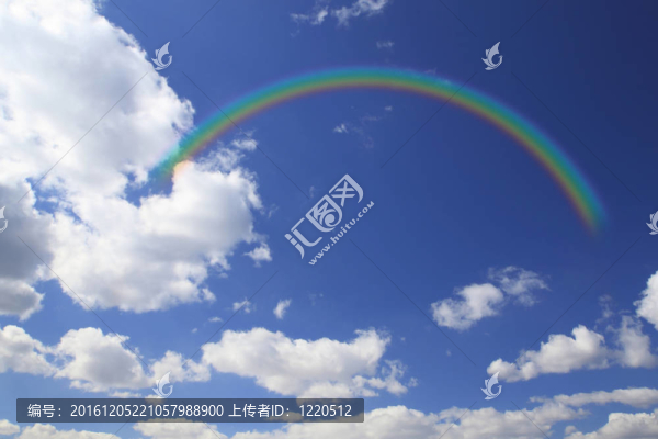 在蔚藍(lán)的天空中的彩虹云