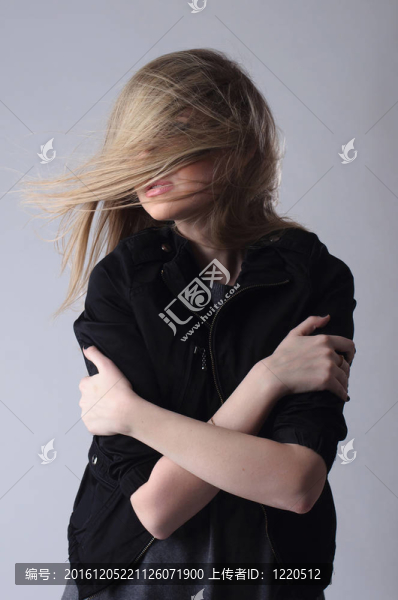 摘要。風(fēng)中的女孩。