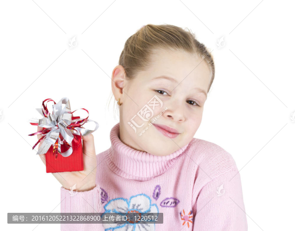 在圣誕帽大紅色禮品盒的女孩孤立在白色。