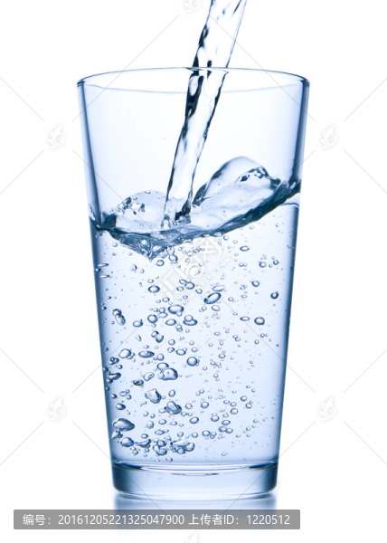 把水倒進玻璃
