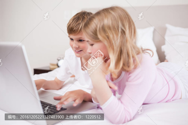 微笑的兒童使用筆記本電腦