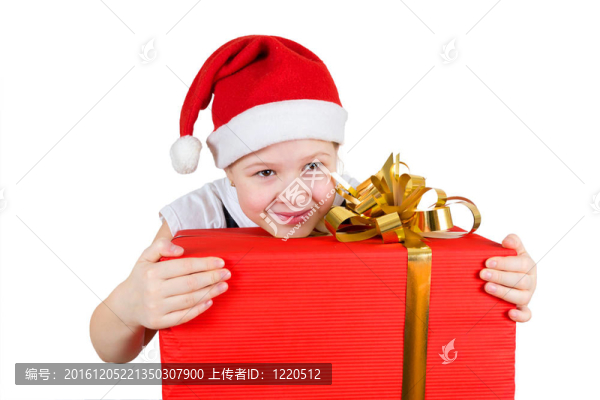 在圣誕帽大紅色禮品盒的女孩孤立在白色。