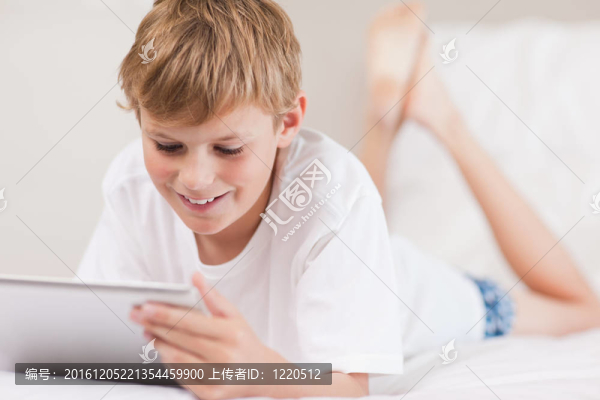 年輕的孩子使用平板電腦