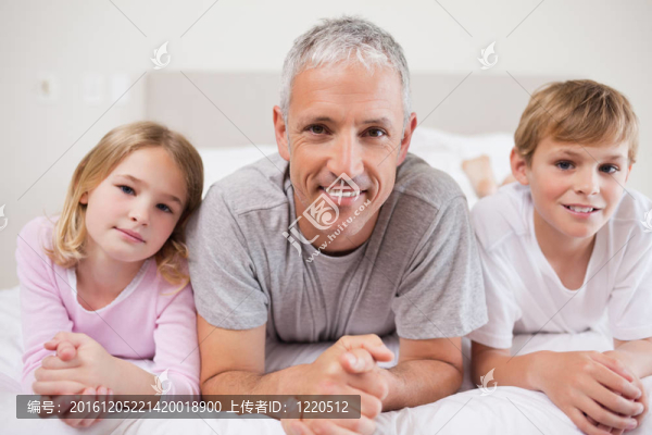 兄弟姐妹和他們的父親的姿勢