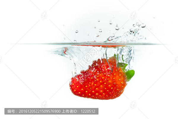 在水里的草莓
