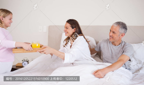 女孩向她的父母早餐服務(wù)