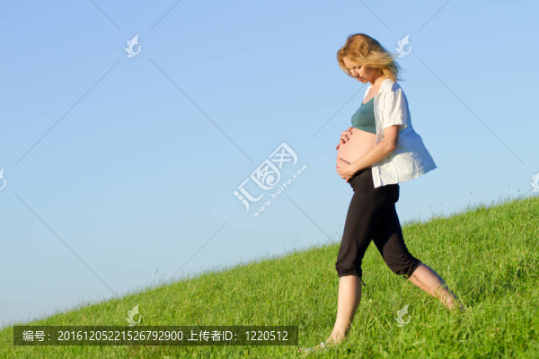 草地上的孕婦