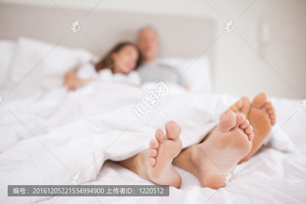 可愛的夫婦躺在床上