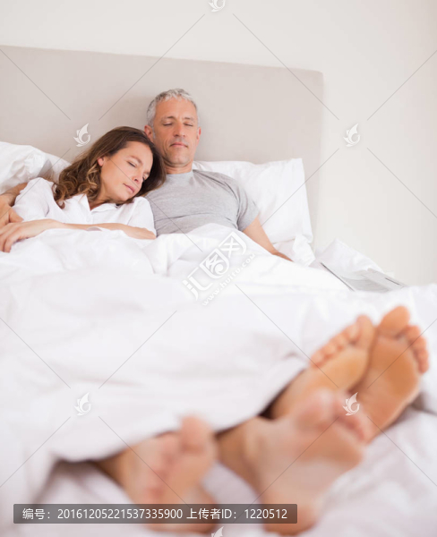 像一對可愛的夫婦睡