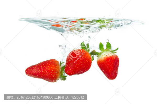 在水里的草莓