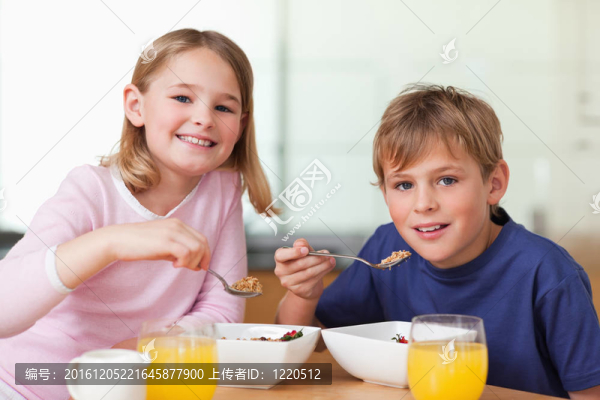 孩子們在吃早餐