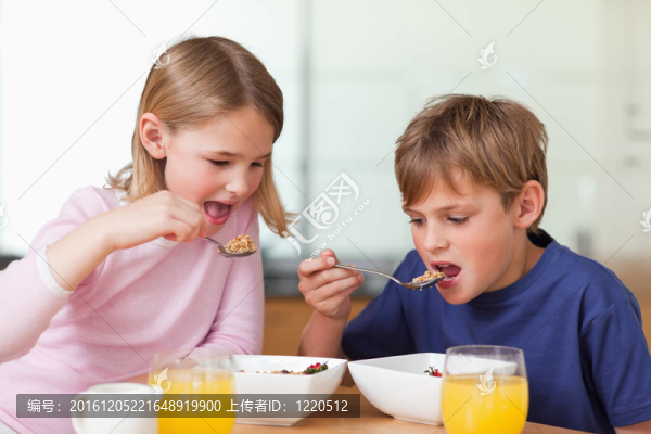 年輕的孩子們在吃早餐