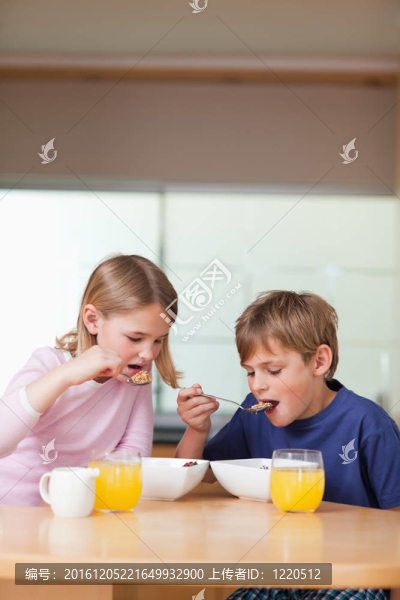 孩子們吃早飯的肖像