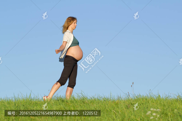草地上的孕婦