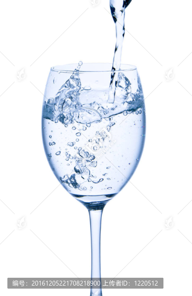 把水倒進(jìn)玻璃