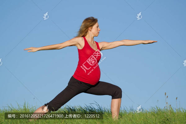 草地上的孕婦