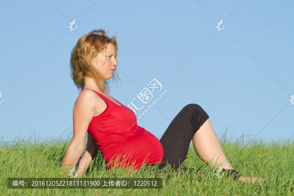 草地上的孕婦