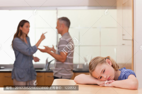 傷心的小女孩聽她的父母在爭吵