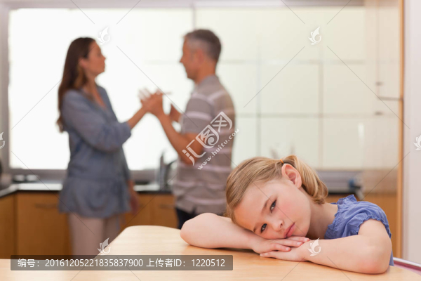 傷心的女孩聽到她的父母吵架
