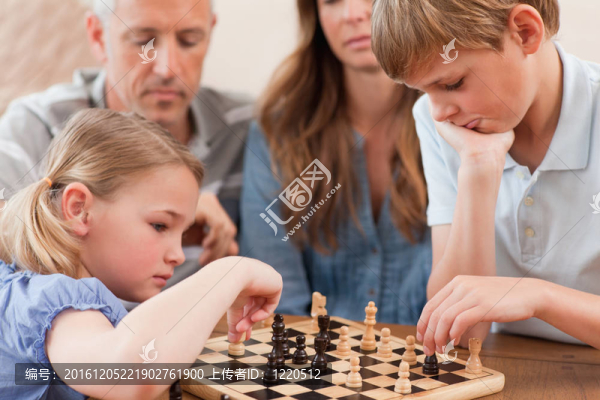 集中在父母面前兄弟姐妹下棋