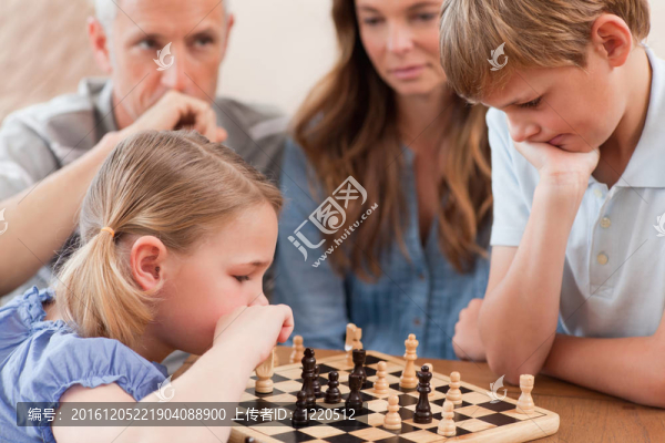 集中在父母面前的孩子下棋