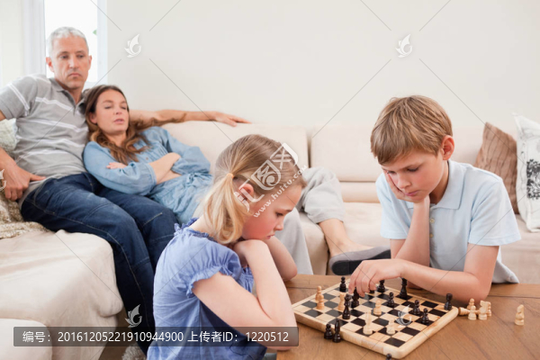 在父母面前的兄弟姐妹下棋