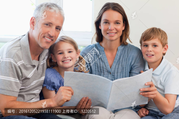 幸福的家庭在一起讀一本書