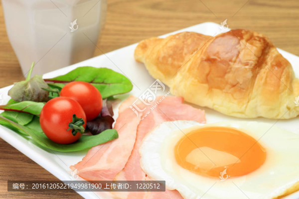 熏肉和雞蛋，牛角包
