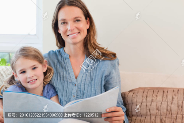 快樂媽媽讀書的女兒