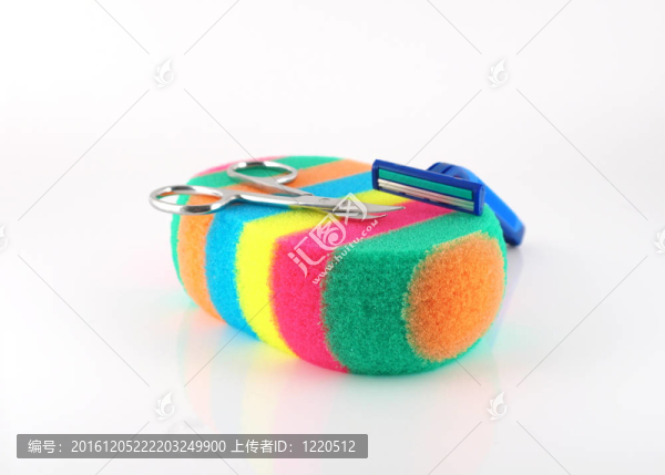 彩色海綿；剪刀和剃刀