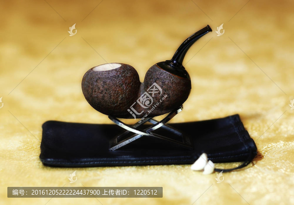 舊煙斗在桌子站在管架