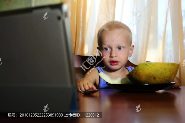 小桌子上孩子吃瓜