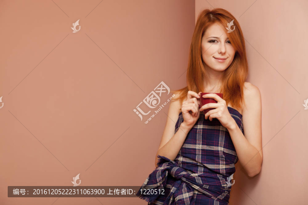 美麗的紅發(fā)女孩近壁。