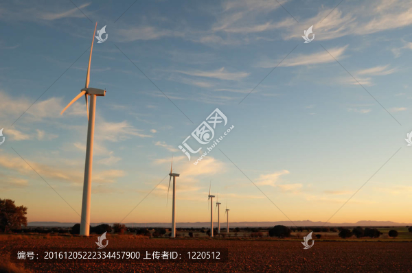 在日落的風力渦輪機