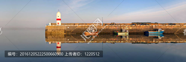 燈塔；港灣；海和水反射的船