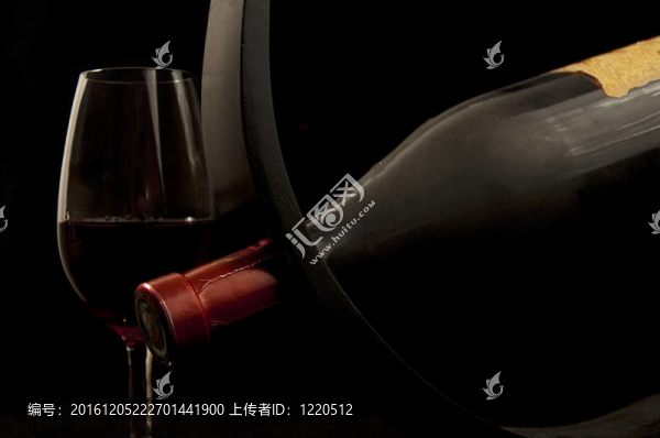 玻璃瓶紅酒