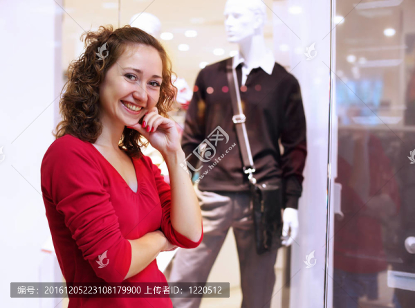 年輕女人購物