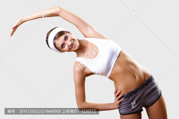 年輕漂亮的女人在運(yùn)動服