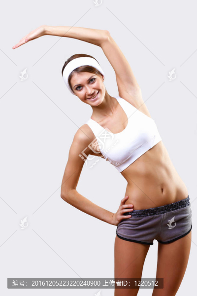 年輕漂亮的女人在運動服