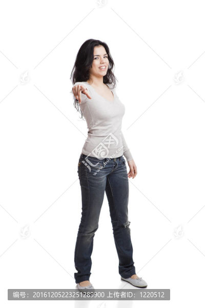 女孩指著