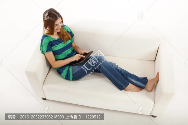 使用平板電腦的女人