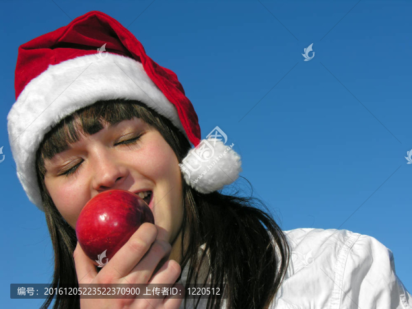 年輕的女人吃紅蘋果戶外