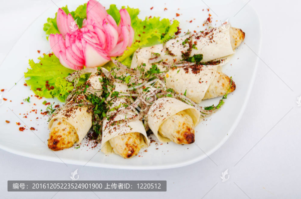在皮塔面包雞肉串