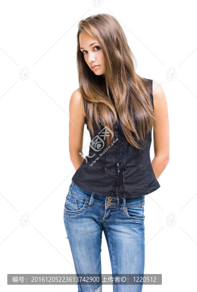 年輕漂亮的黑發(fā)女孩冒充牛仔褲。