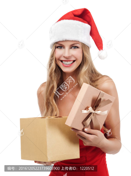 快樂的圣誕婦女舉行禮物穿著Santa服裝