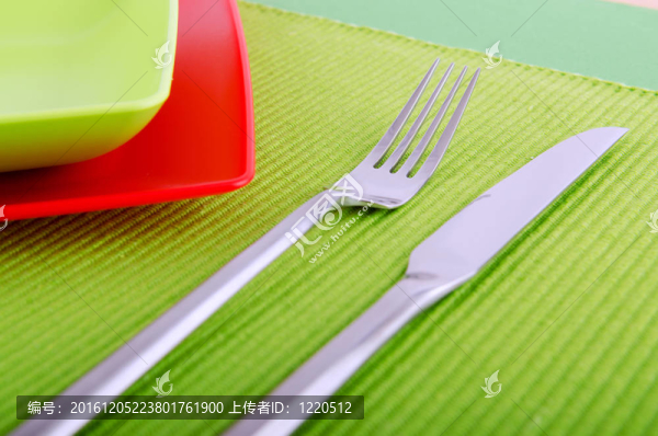 桌上的空盤子和餐具